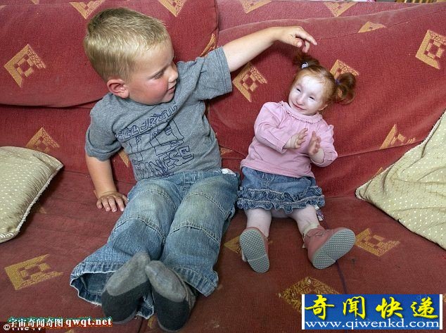 世界最小女孩身高56厘米极似掌上洋娃娃