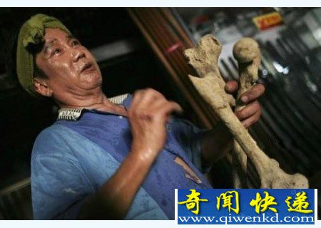 实拍台湾铸剑师用“人骨炼剑”的全过程