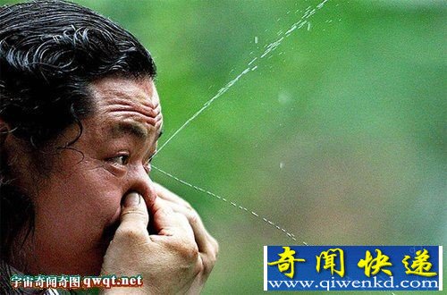 山东奇人用眼睛喷牛奶用耳朵吹气球(组图)