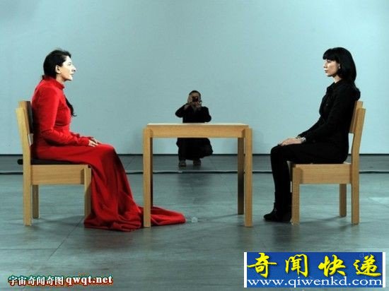 “静坐”700小时 行为艺术“祖母”破纪录