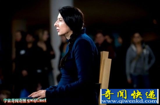 “静坐”700小时 行为艺术“祖母”破纪录