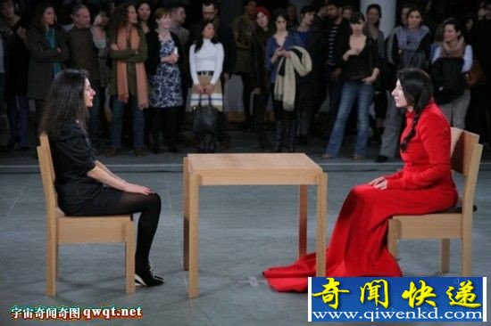 “静坐”700小时 行为艺术“祖母”破纪录
