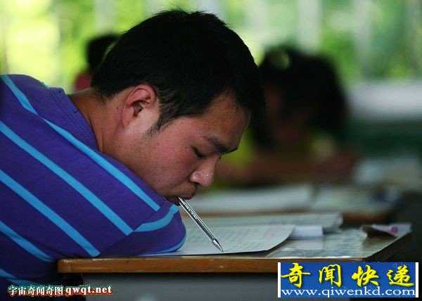 太励志!两无臂男孩用嘴脚战高考用意志答考题