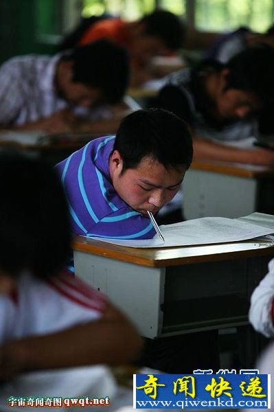 太励志!两无臂男孩用嘴脚战高考用意志答考题