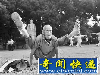 铁血网提醒您:点击可查看大图 老人练蛤蟆功27年91岁能单腿举过头顶