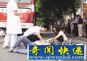 危险!撞车后市民手臂遭公交车轧过