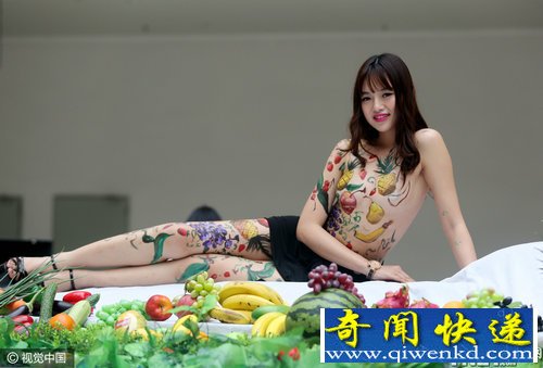 网曝东莞美女人体盛宴 人体彩绘美女裸体躺在其中