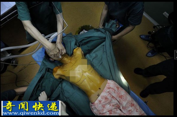 女大学生花30万隆胸 只为参加国际胸模大赛