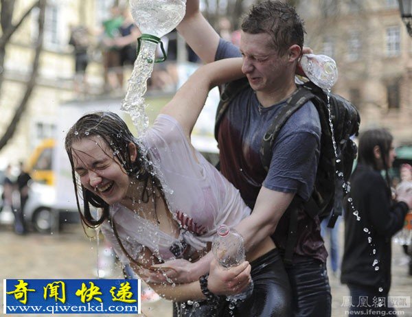 乌克兰湿身男女互相泼水场面壮阔