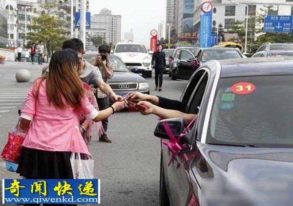 东莞90后电商总裁结婚百辆豪车游街沿路派红包