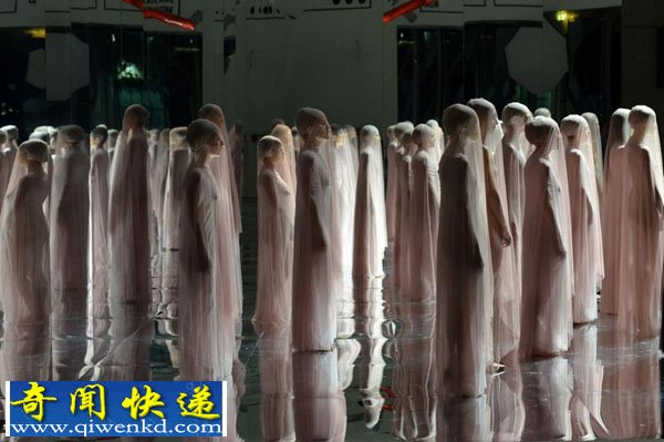 意大利女子裸身罩薄纱演绎行为艺术