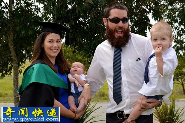毕业生学士服哺乳照爆红网络