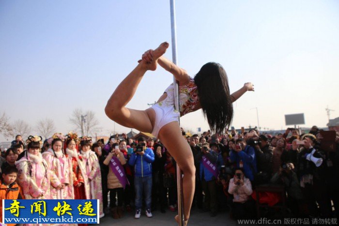 90后钢管舞女严寒泳装热舞吸引千人围观