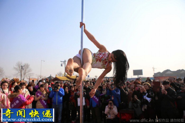 90后钢管舞女严寒泳装热舞吸引千人围观