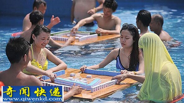 重庆高温:男女们水上玩麻将纳凉解暑