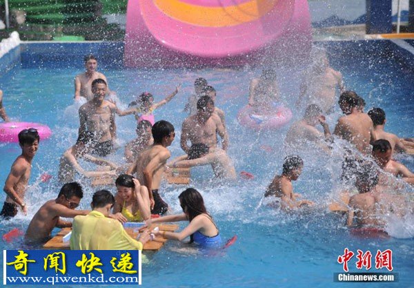 重庆高温:男女们水上玩麻将纳凉解暑