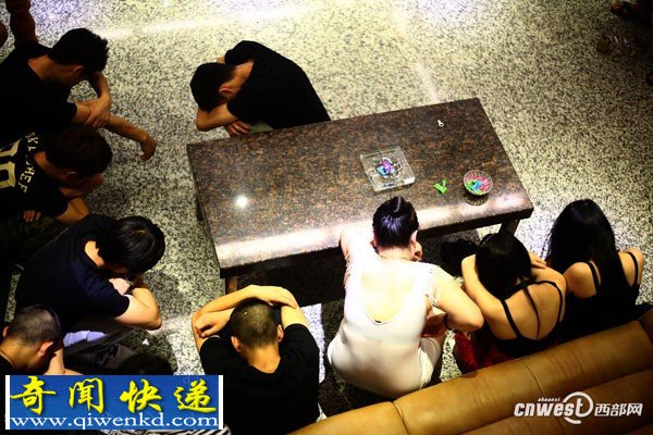 直击:西安"零点行动"扫黄现场 卖淫嫖娼男女被抓现行