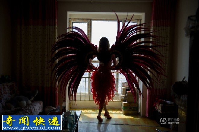 中国变性艺人的一天