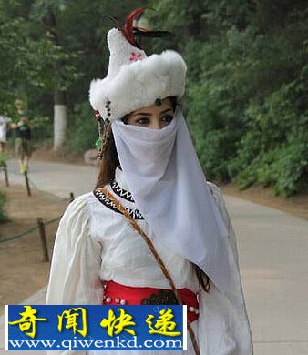 北大毕业典礼 惊现神秘楼兰美女强势踢馆