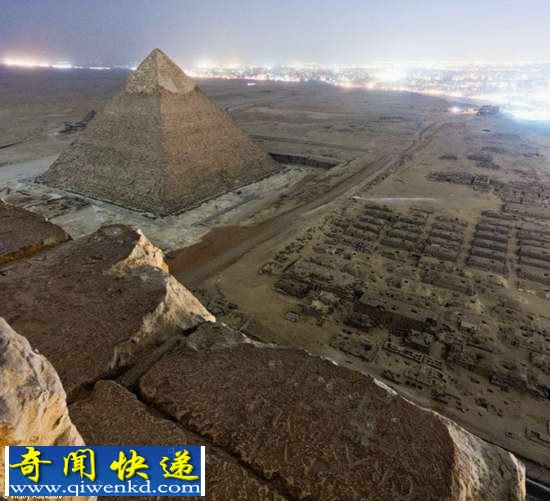 俄罗斯游客偷爬胡夫金字塔顶端 独特视角拍美景