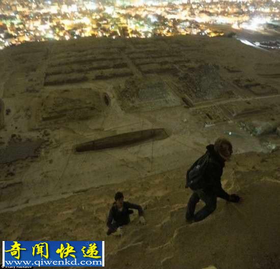 俄罗斯游客偷爬胡夫金字塔顶端 独特视角拍美景