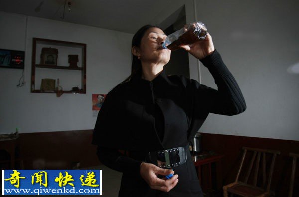 湖南湘潭村民流行用牛羊粪泡水喝称可治病(组图)