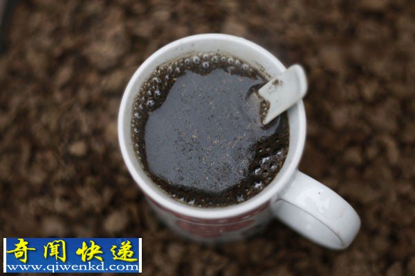 湖南湘潭村民流行用牛羊粪泡水喝称可治病(组图)