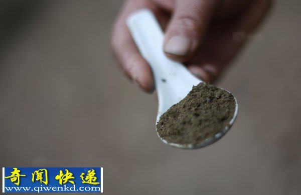 湖南湘潭村民流行用牛羊粪泡水喝称可治病(组图)