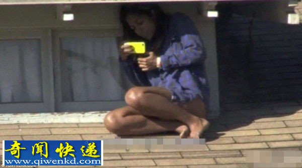惊险:实拍屋顶女子和找她的劫匪(组图)