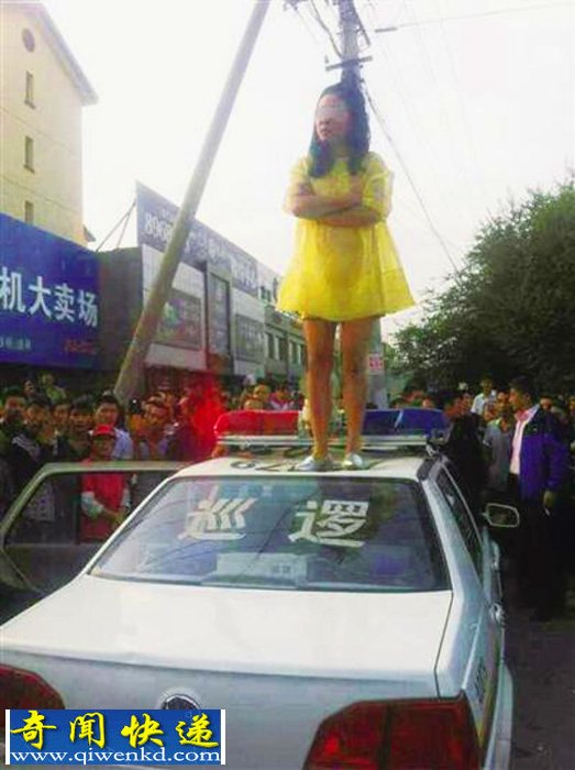 醉酒女子当街脱衣撒泼 还追打的哥