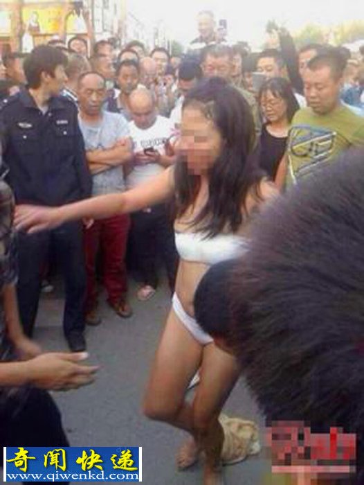 醉酒女子当街脱衣撒泼 还追打的哥