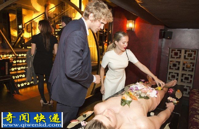 京都之夜上演"女体盛"寿司 吃法别有一番风味