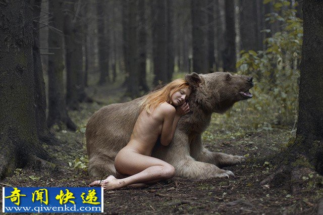 美女用生命在拍照 裸体上阵与野兽亲密合影