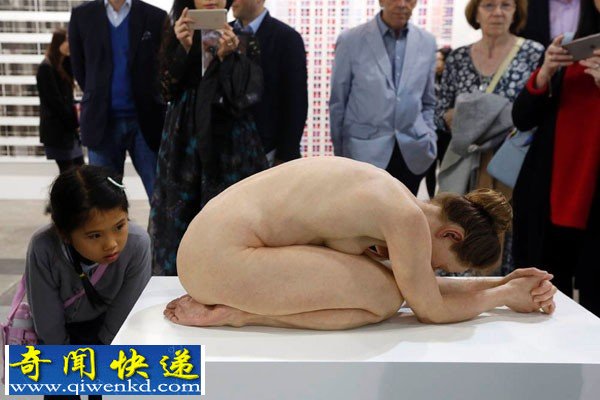 香港艺术中心惊现裸女雕塑 惟妙惟肖