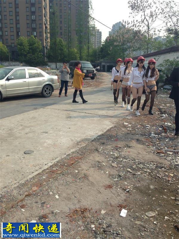黑丝嫩模在在工地拍游戏写真遭居委会大妈驱赶
