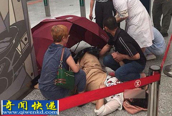 深圳龙华地铁孕妇临产 众人搭临时产房