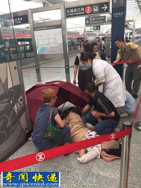 深圳龙华地铁孕妇临产 众人搭临时产房