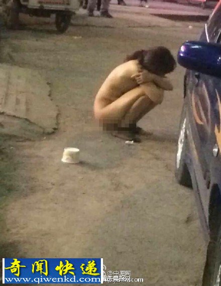 河南年轻女子遭"裸*体游街" 女子被全裸从车内拽出