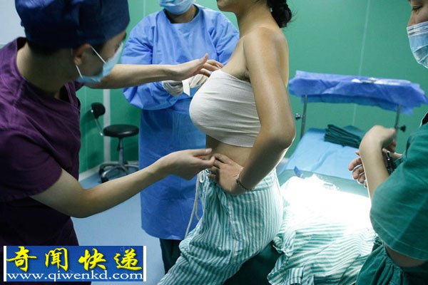 80后辣妈隆胸只为讨丈夫欢心 挑战国内最大假胸