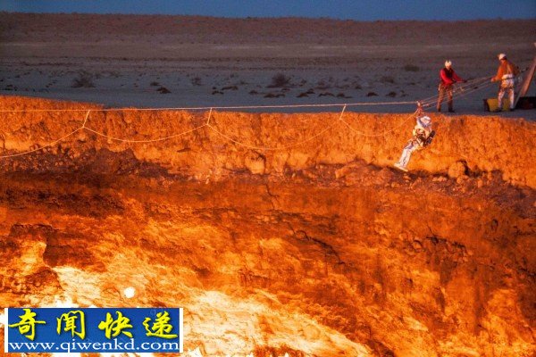 冒险家勇闯土库曼斯坦“地狱之门”火焰坑
