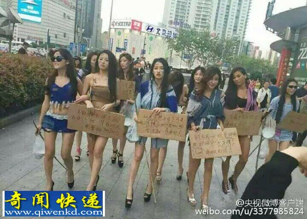 上海街头女车模街头扮乞丐抗议车展取消车模