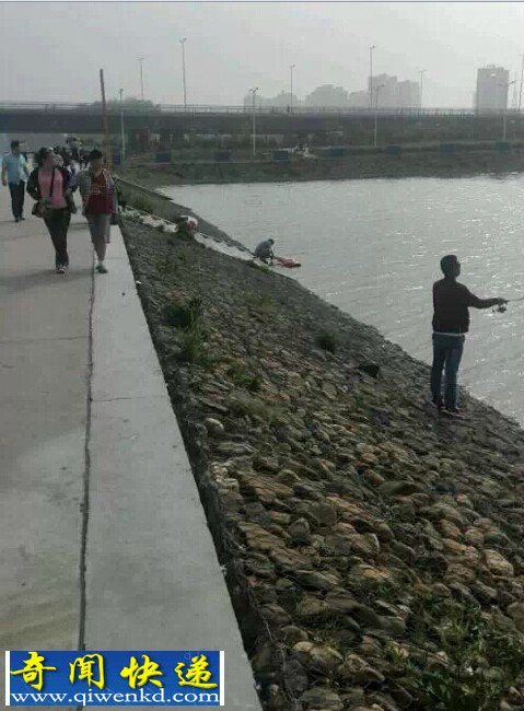 南阳市光武大桥河边男子当众给充气娃娃洗澡