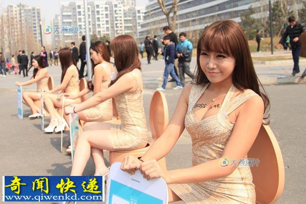 望京街头一排暴露美女胸上纹广告被指俗 惊艳眼球