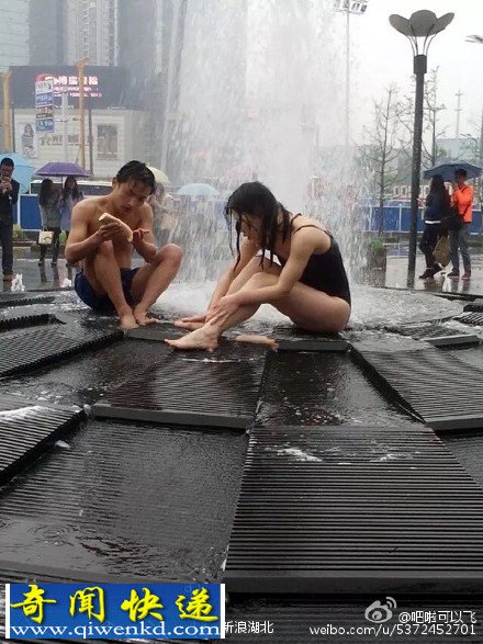 实拍武汉一对内衣男女在闹市喷泉当众赤身洗澡