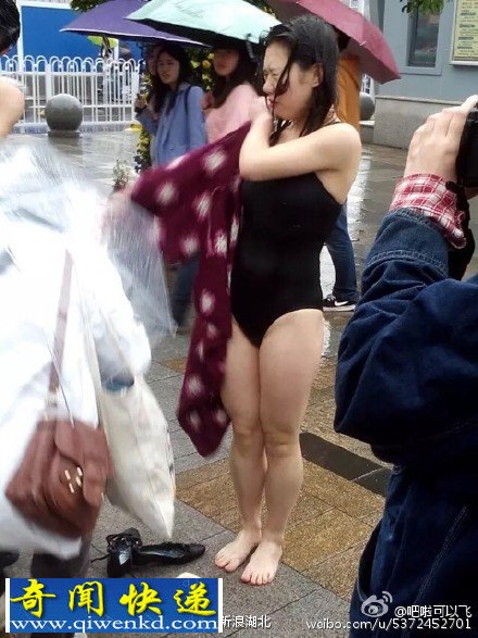 实拍武汉一对内衣男女在闹市喷泉当众赤身洗澡