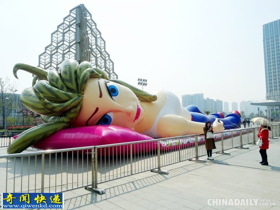 全球独此一个性感充气娃娃亮相南京