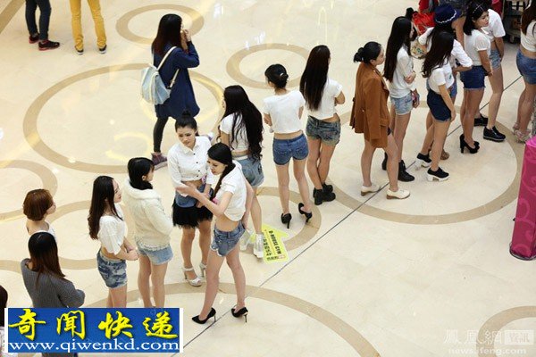 沈阳商场举办“春光乍泄美腿大赛” 引众多美腿美女报名登台