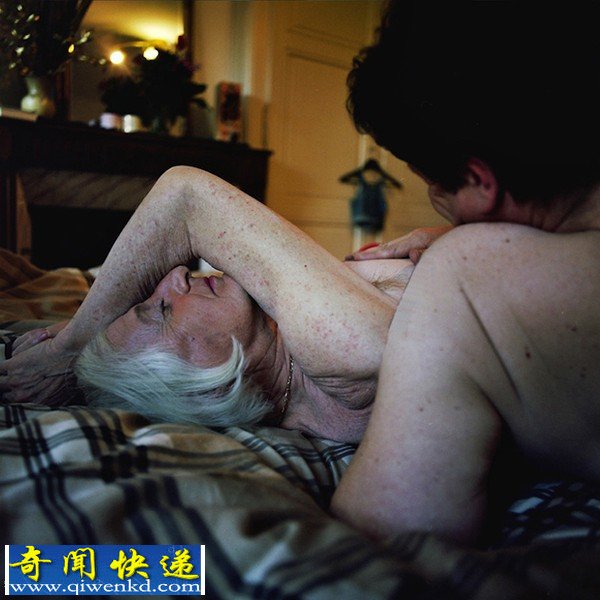 77岁双性人性工作者的日常私照:卖屁股也不卖灵魂(组图)
