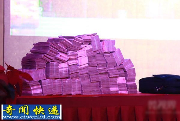 东莞一公司年会现场:公司老板现场豪派奖金
