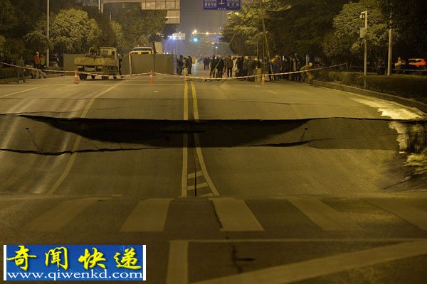 武汉闹市区发生V字形地陷 面积约300平米
